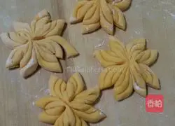 Illustration of how to make pumpkin and chrysanthemum steamed buns 15