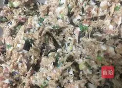 Illustration of how to make dumplings stuffed with dried pork and bamboo shoots 8