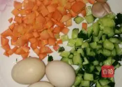 Illustration of how to make egg fried rice 1