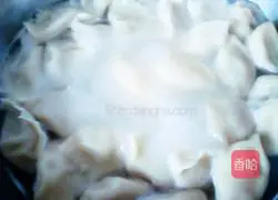 Illustration of how to make pork and green onion dumplings 16