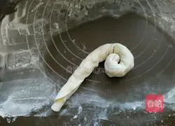 Illustration of how to make oily scallion pancakes 8