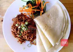 Illustration of how to make shredded pork with Beijing sauce and egg pancakes 8