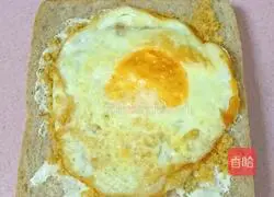 Illustration of how to make seaweed and meat floss egg sandwich 9