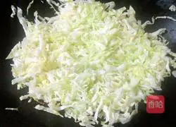 Illustration of how to make barbecued pork, cabbage and fried rice 4