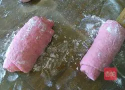 Illustration of how to make pitaya skin steamed buns 12