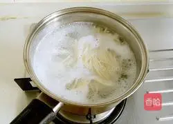 Illustration of how to make noodles with scallion oil 13