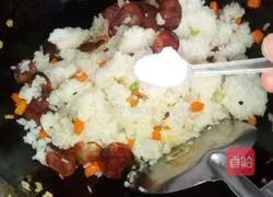 Illustration of how to make sausage fried rice 6