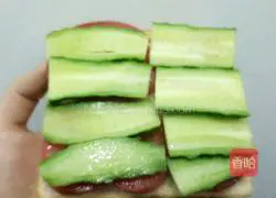 Illustration of how to make tomato salad sandwich 4