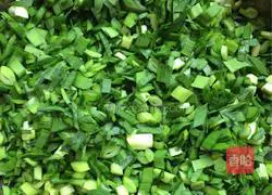 Illustration of how to make leek and minced meat dumplings 1