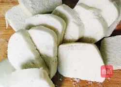 Illustration of how to make steamed buns rolled with scallion oil and eggs 1