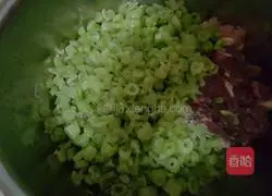 Illustration of how to make hot noodle kidney bean and pork buns 6