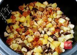 Illustration of how to make braised rice with mushrooms, sausages and potatoes 9