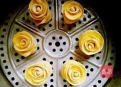 Illustration of how to make rose pumpkin steamed buns 19