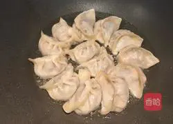 Illustration of how to make pot stickers and dumplings 6
