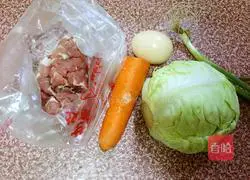 Illustration of how to make stir-fried noodles with cabbage 1