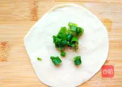 Illustration of how to make mini egg-filled pancakes 2