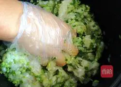 Illustration of how to make celery, dragon and fish wontons 6