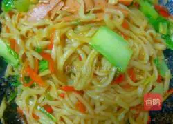 Illustration of how to make ham fried noodles 9