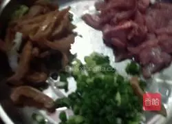 Illustration of how to make lean meat fried noodles 1