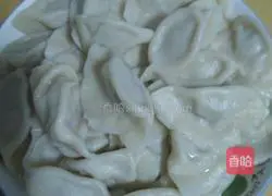 Illustration of how to make dumplings stuffed with chives and chicken 6