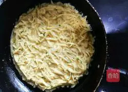 Illustration of how to make potato shredded cake 6