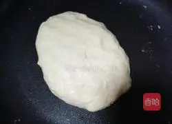 Illustration of how to make crispy scallion pancakes 1