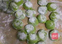 Illustration of how to make Jade Baicai Dumplings 2