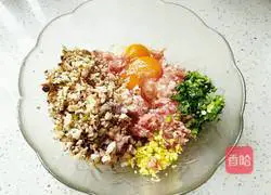 Illustration of how to make wonton stuffing 4