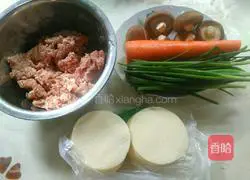 Mushroom and Carrot Illustration of how to make pork dumplings 1