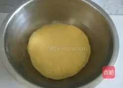 Two mixed with bread...Illustration of how to make leek, egg and shrimp skin filling 2