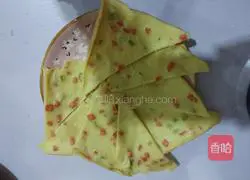 Illustration of how to make egg sausage and scallion pancake 5