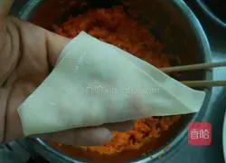 Illustration of how to make carrot and meat wontons 6
