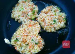 Illustration of how to make rice and egg pancakes 7