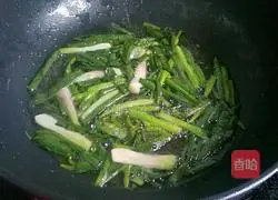 Illustration of how to make noodles with scallion oil 5