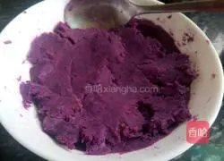 Fried purple sweet potato cake Practice illustration 2