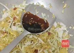 Illustration of how to make cabbage fried rice 7