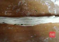 Illustration of how to make scallion pancakes 5