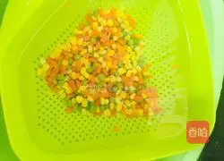 Illustration of how to make fried rice with sausages and vegetables 8