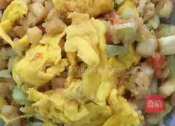 Illustration of how to make fried diced steamed buns with tomatoes, cucumbers and eggs 6