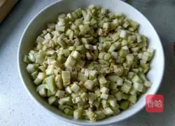 Illustration of how to make eggplant and green pepper buns 3