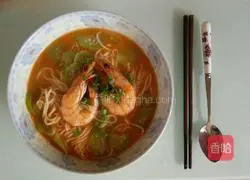 Illustration of how to make loofah and prawn noodles 7