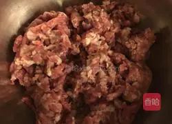 Illustration of how to make fresh meat and water chestnut dumplings 3