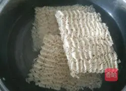 Illustration of how to make tomato and meatball noodles 7