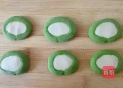 Illustration of how to make cabbage dumpling wrappers 6