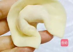 Illustration of how to make corn stuffed dumplings 9