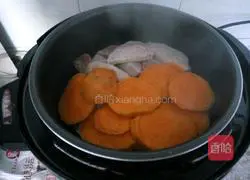 Illustration of making homemade two-color glutinous rice balls 2