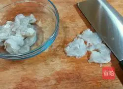 Illustration of how to make Shanghai seafood and shrimp wontons 4