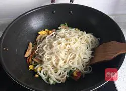 Illustration of how to make ham and vegetable fried noodles 6