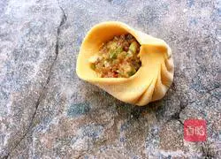 Illustration of how to wrap chrysanthemum buns 4