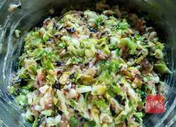 Illustration of how to make cabbage, shrimp skin and pork dumplings 9